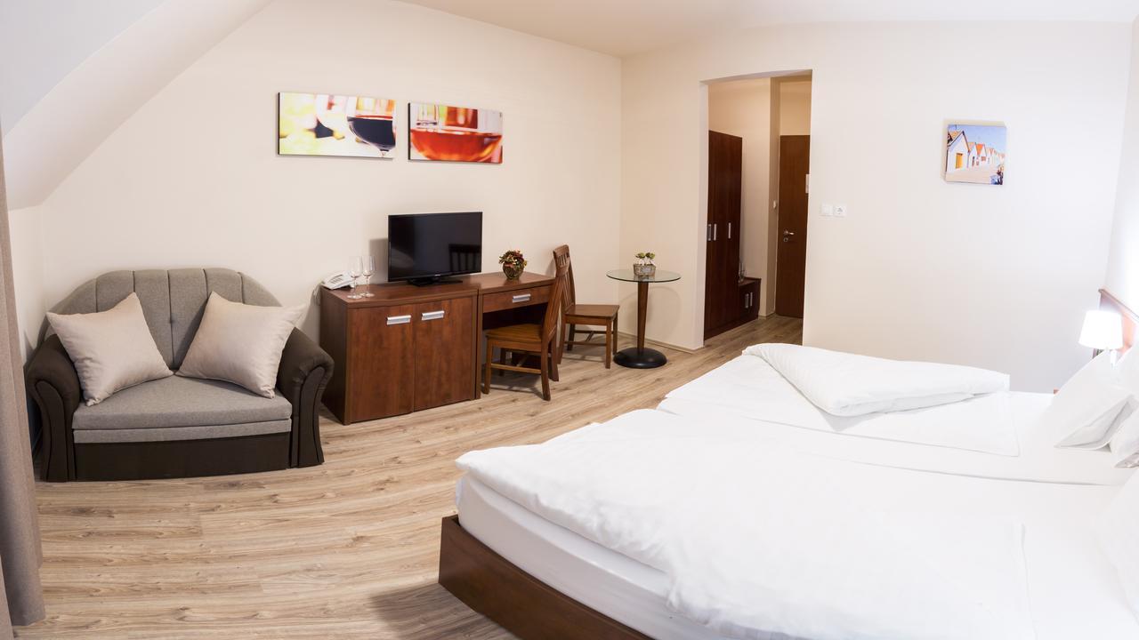 Vitis Hotel Villány Buitenkant foto