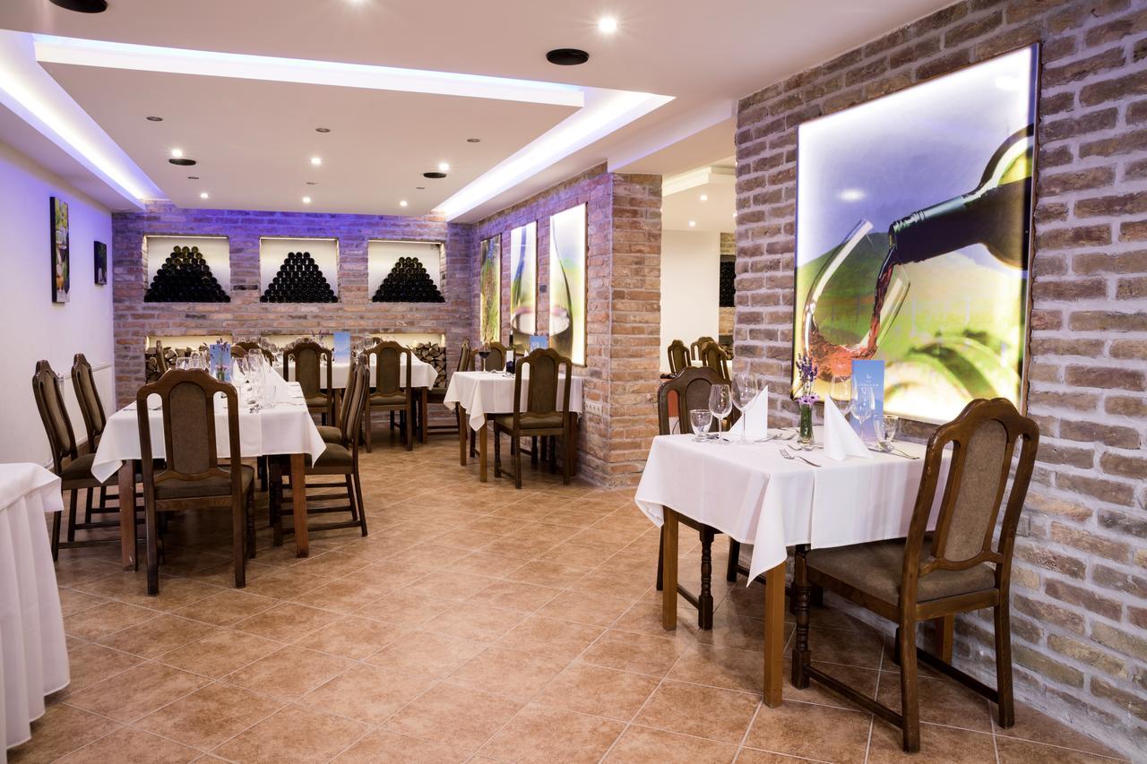 Vitis Hotel Villány Buitenkant foto